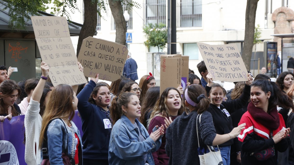 Manifestantes durante la marcha de ayer por Tarragona.