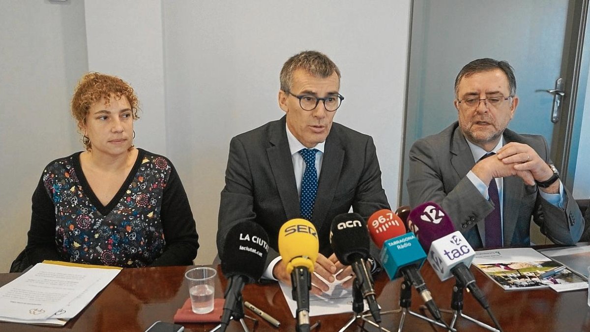 La gerente del Serfumt, Clara Viñas, ayer con los presidentes de Serfumt y Funespaña.