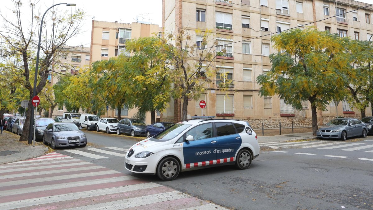 Los vecinos de la calle Mare Molas están intranquilos por el tráfico de drogas y quieren más presencia policial.