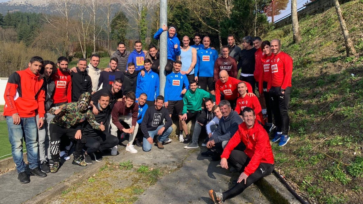 Toda la plantilla del Eibar junto con los 'chef' Josep Maria y Joan