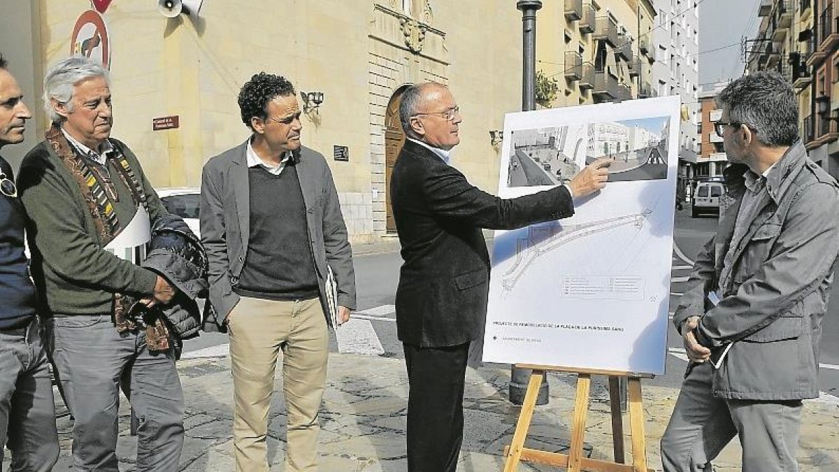 El alcalde Pellicer, ayer durante la presentación de las obras de reforma de la plaza de la Puríssima Sang.