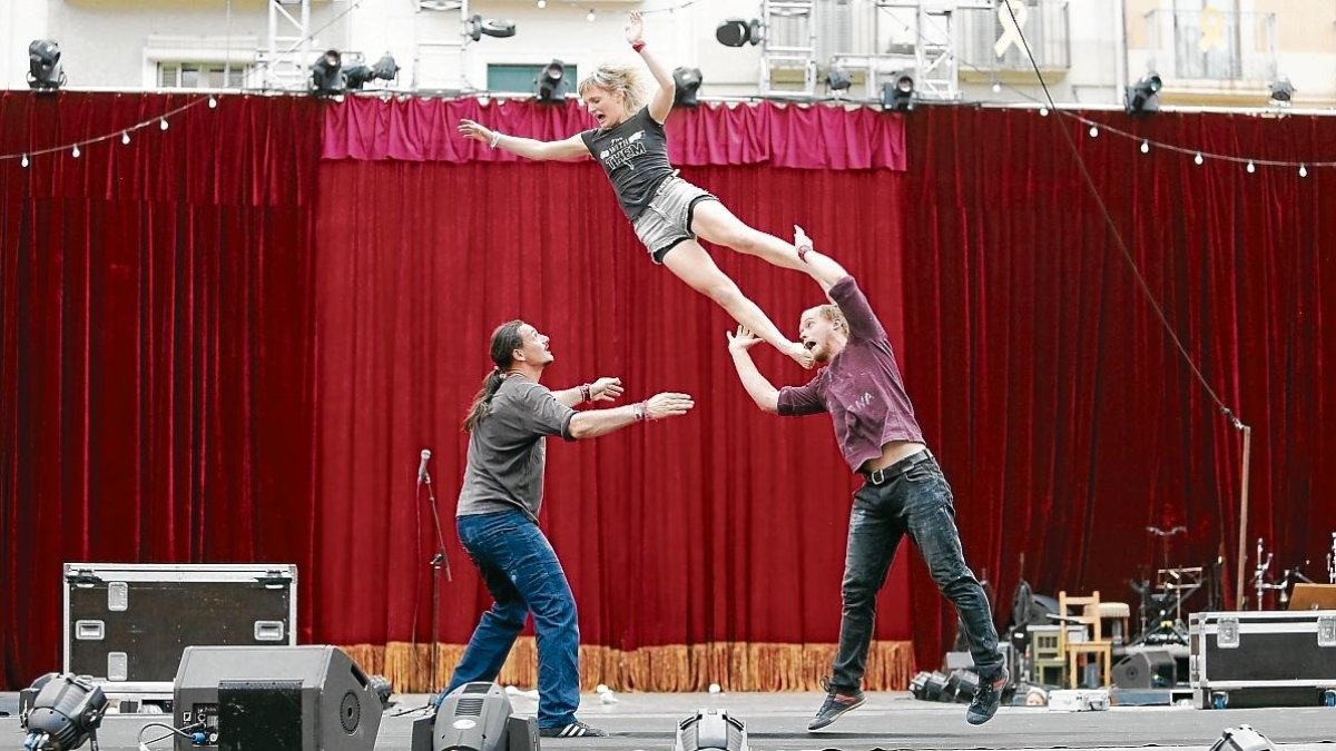 Los artistas de la compañía francesa Circ Exalté fascinaron al público en la plaza Mercadal.