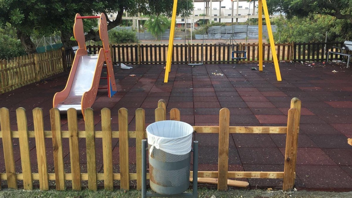 Parte de la valla de madera del parque, destrozada.