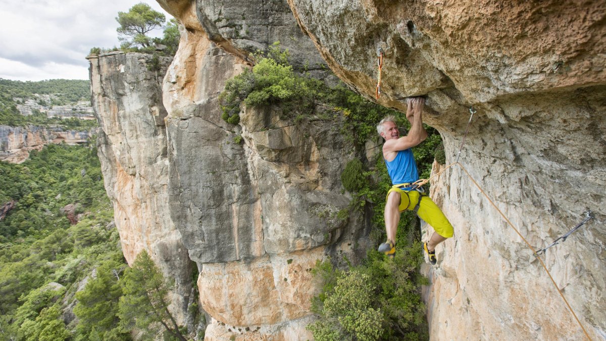 El escalador Toni Arbonés ha recorrido los paisajes del Priorat a través de sus paredes rocosas.