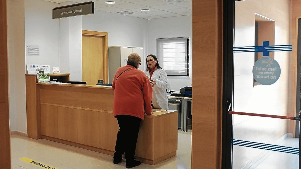 Una usuària és atesa a la recepció del CAP de Cornudella.