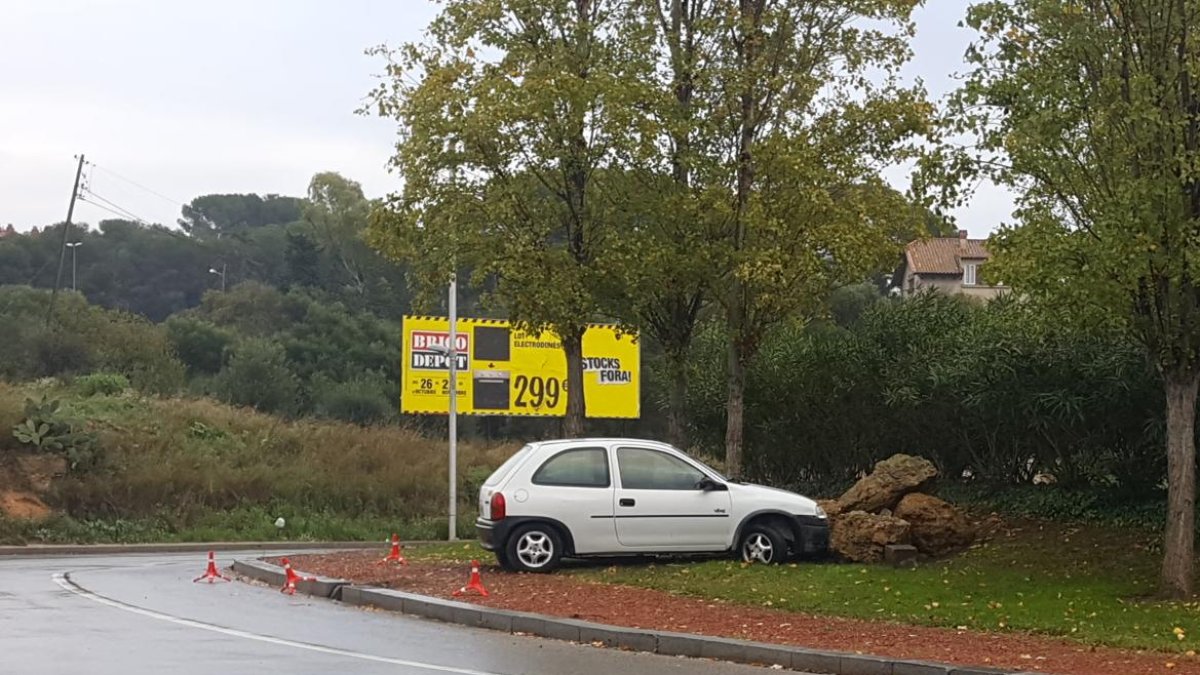 Un conductor sin carnet 'aparca' en una rotonda de Tarragona