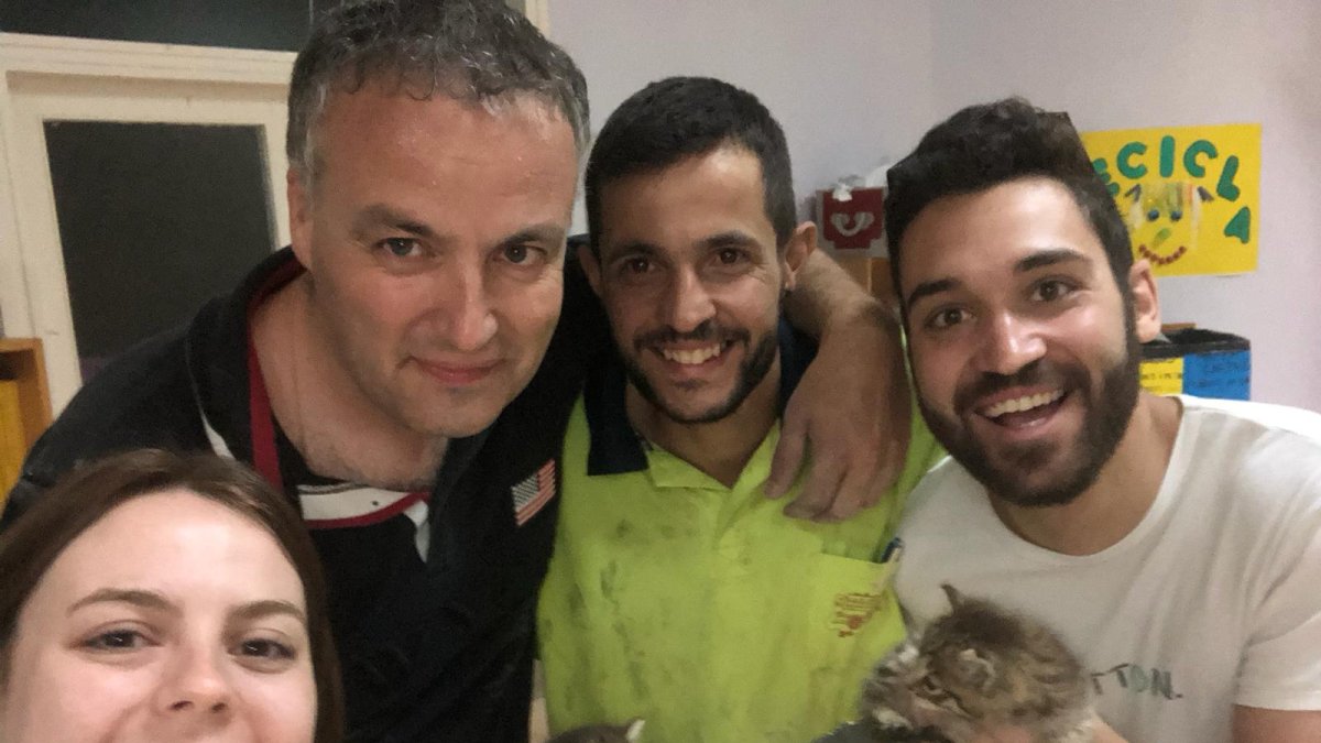 Los rescatadores con los dos felinos.