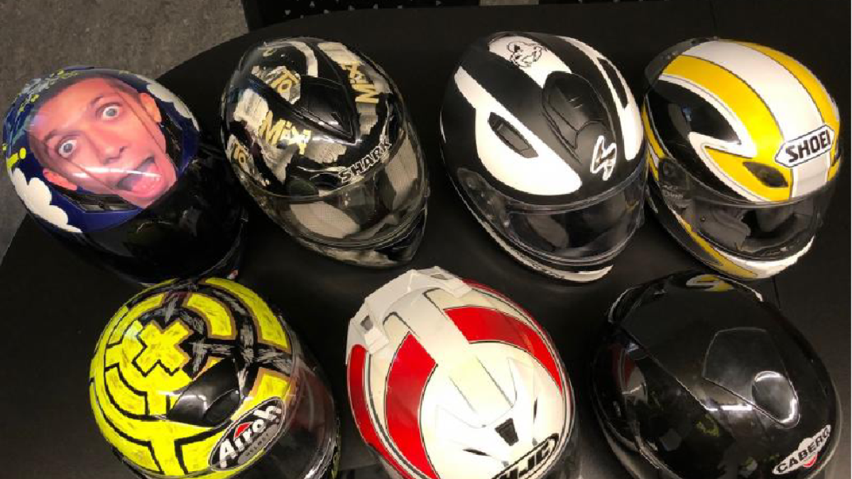 Estos son los siete cascos recuperados el pasado martes por la Guàrdia Urbana.