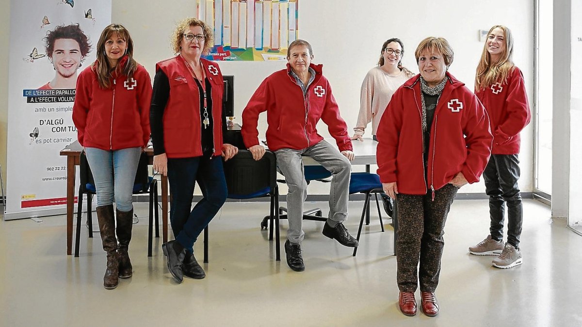 Clara Lluch, junto a los cinco voluntarios de Creu Roja Salou, en el espacio que el Ayuntamiento ha cedido a la entidad.
