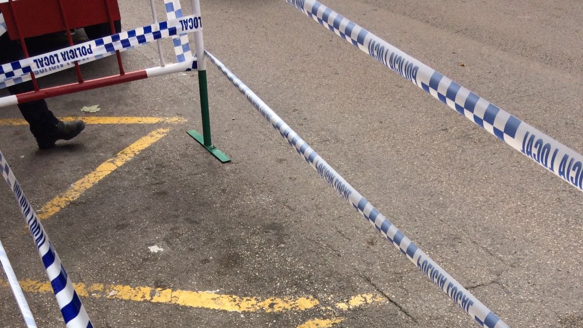 La Policía Local de El Vendrell acota una zona junto a Correos al hundirse la calzada