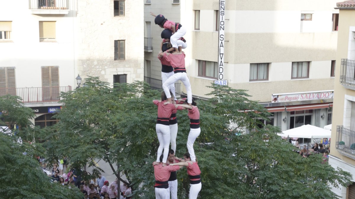 3de9 amb folre descarregat per la Colla Vella Xiquets de Valls el 2017 a la plaça de l’Església de Vila-seca.