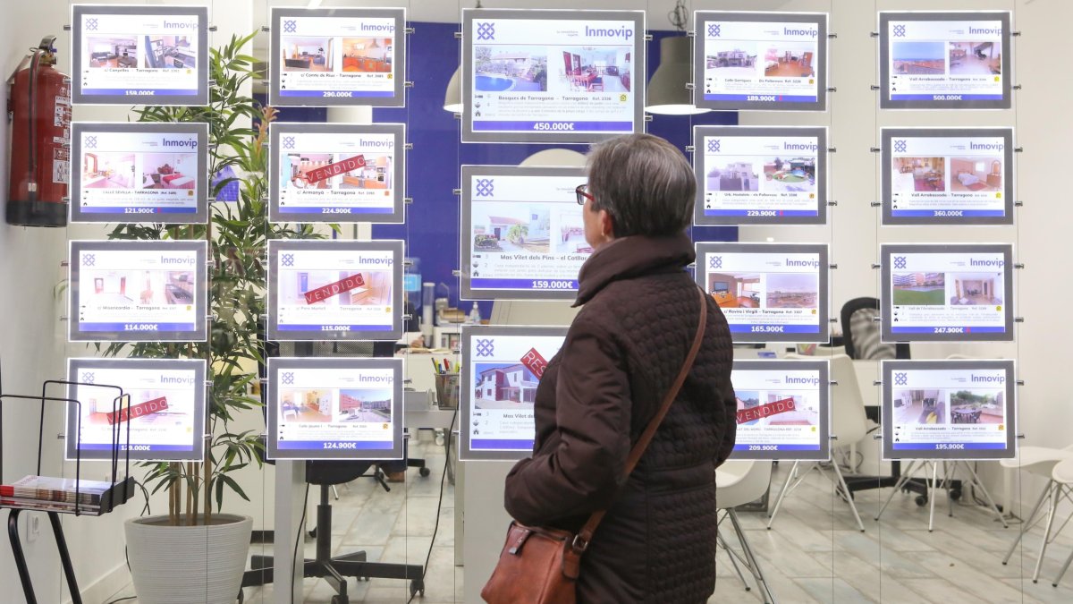 Imagen de archivo de una inmobiliaria, donde los áticos escasean para su compra.