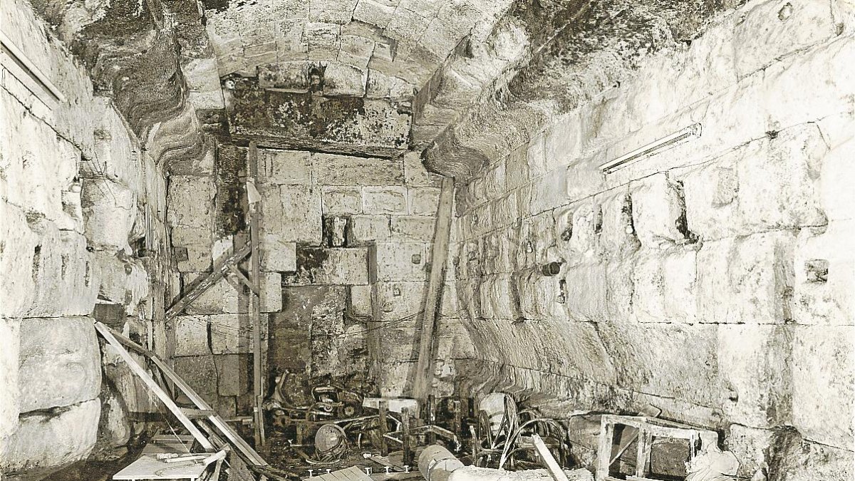 Imagen interior de la bóveda con moldura en un local lleno de trastos, en la calle Civaderia 36.