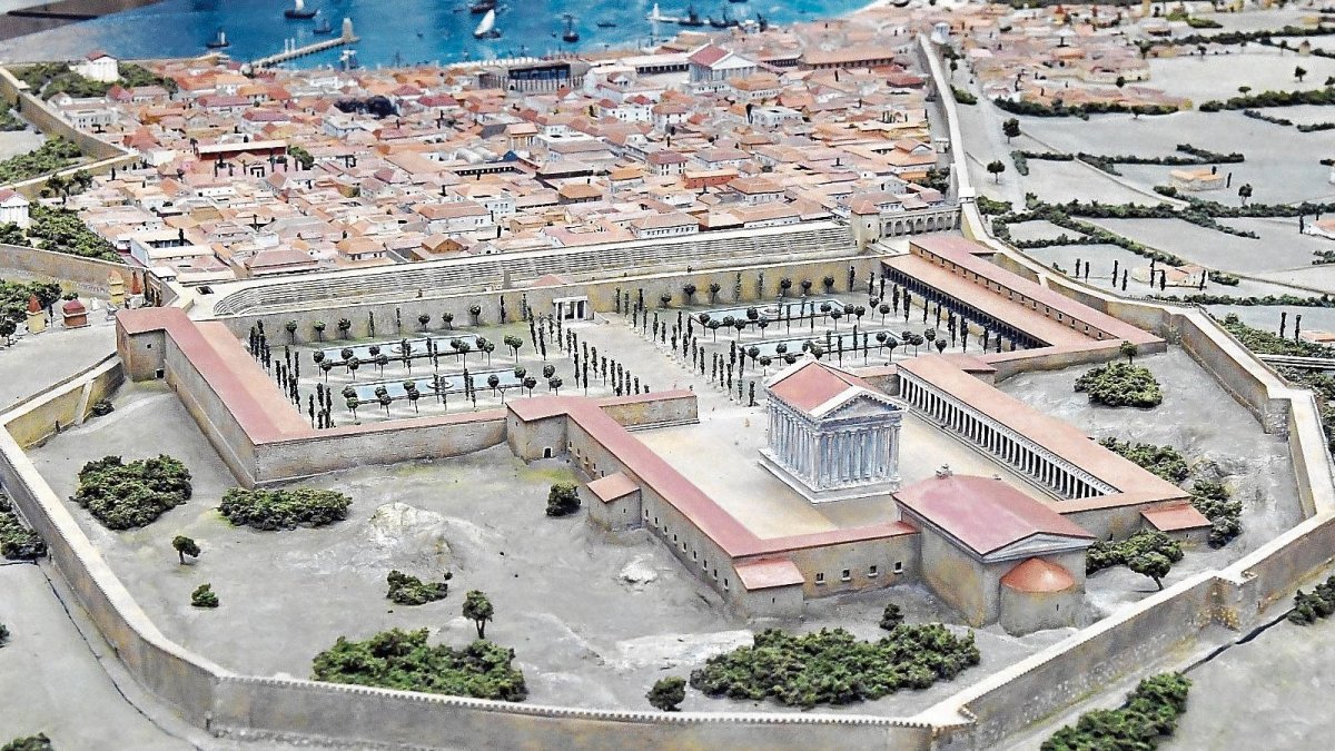 Reproducción en miniatura del Temple d’August en la maqueta romana.