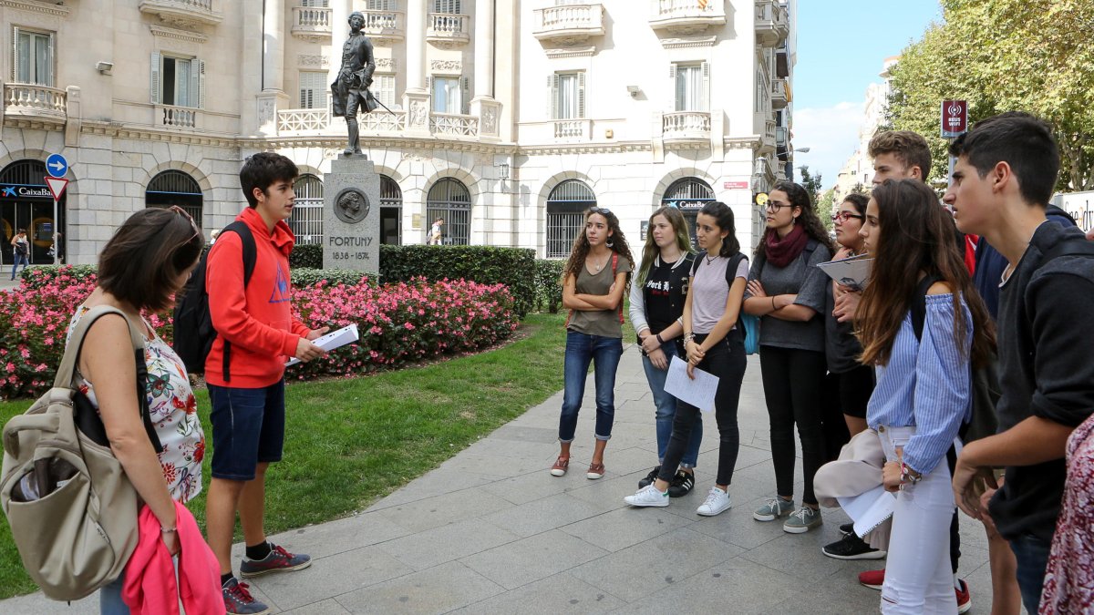 El grup d'estudiants de batxibac el passat dilluns mentre feien la ruta guiada per Reus.