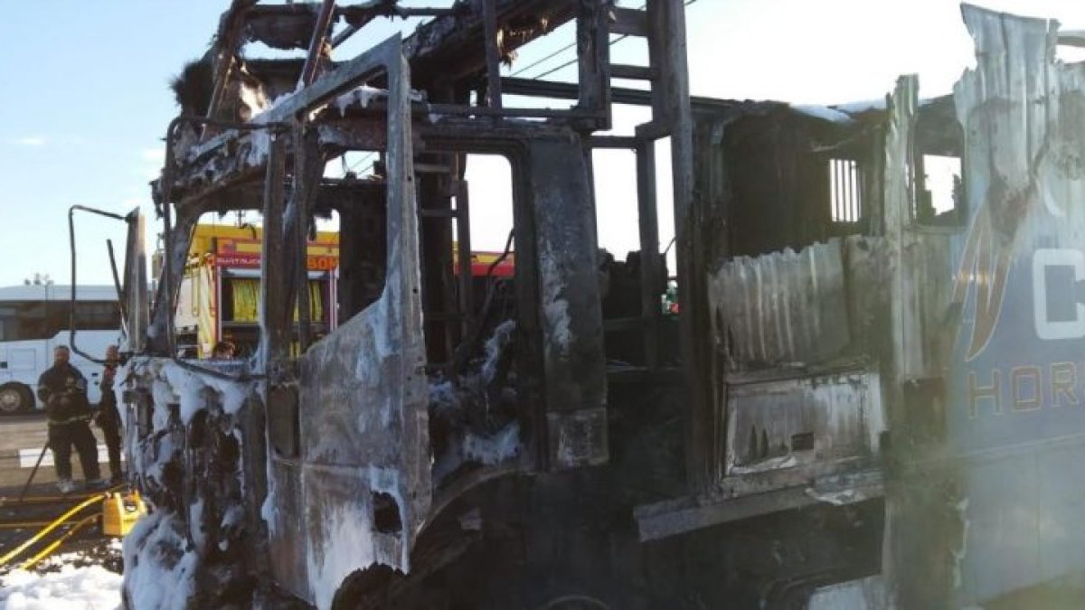 Muere una persona al incendiarse un camión de transporte de caballos