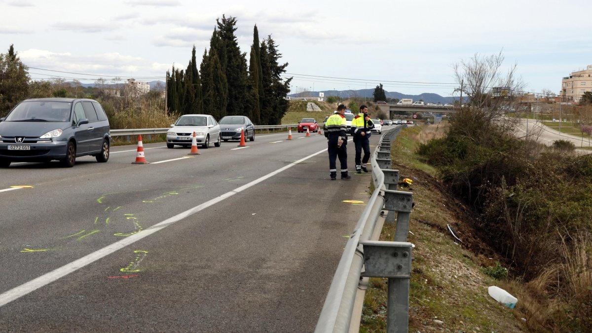 Los Mossos investigan en el lugar del accidente.