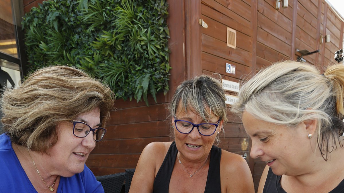 Un grupo de amigas completando uno de los pasatiempos del suplemento dominical del ‘Diari’.