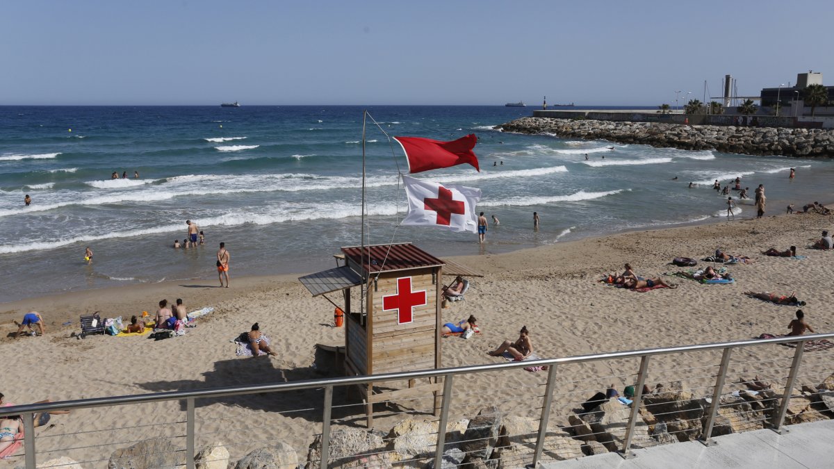 Playa del Miracle con bandera roja.