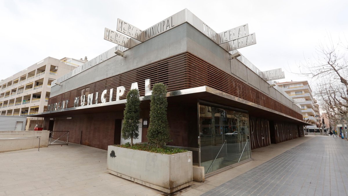 Los paradistas no saben cómo se integrará el nuevo Mercadona con el futuro Mercat Municipal.