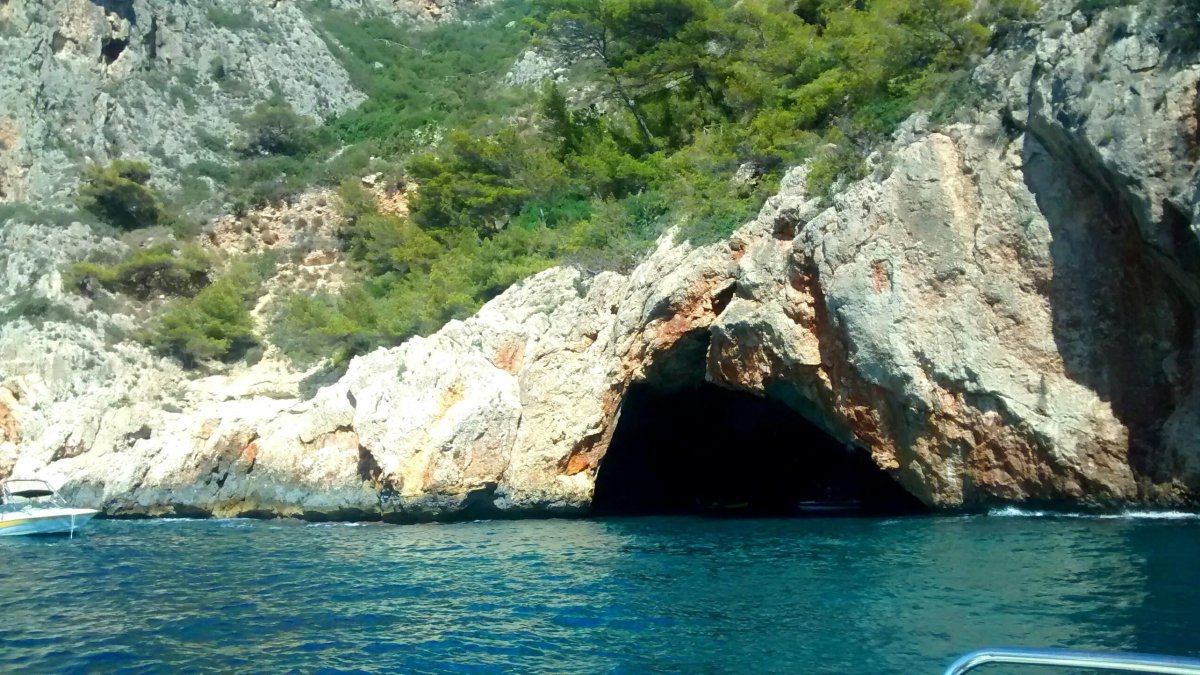 En esta cueva hay una playa interior, un tesoro de la naturaleza al que mochos turistas acceden en kayak oa nado.