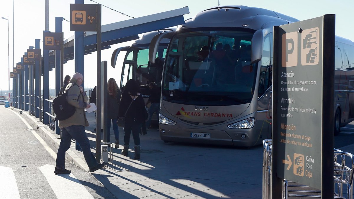 Turistas británicos tras aterrizar en Reus.