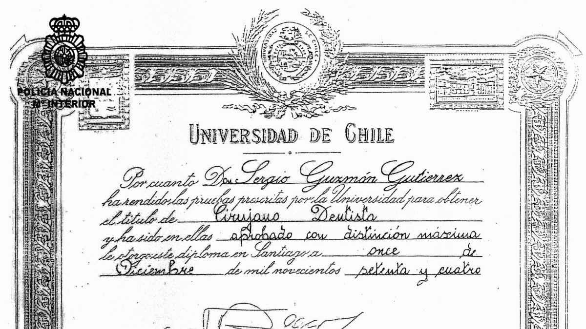 Es el falso título de la Univerisdad de Chile que tenía colgado en la pared de su clínica.