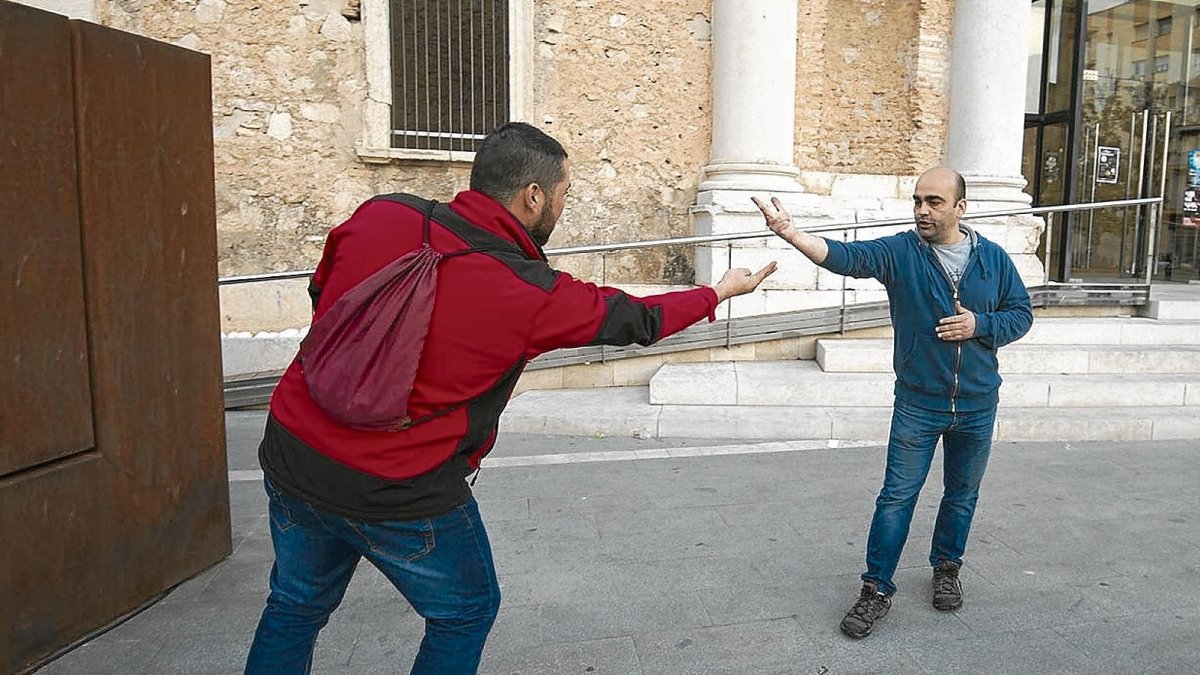 A la presentació del llibre, celebrada el divendres passat a la Ràpita, es podia veure alguns dels assistents jugant al joc de la Morra.