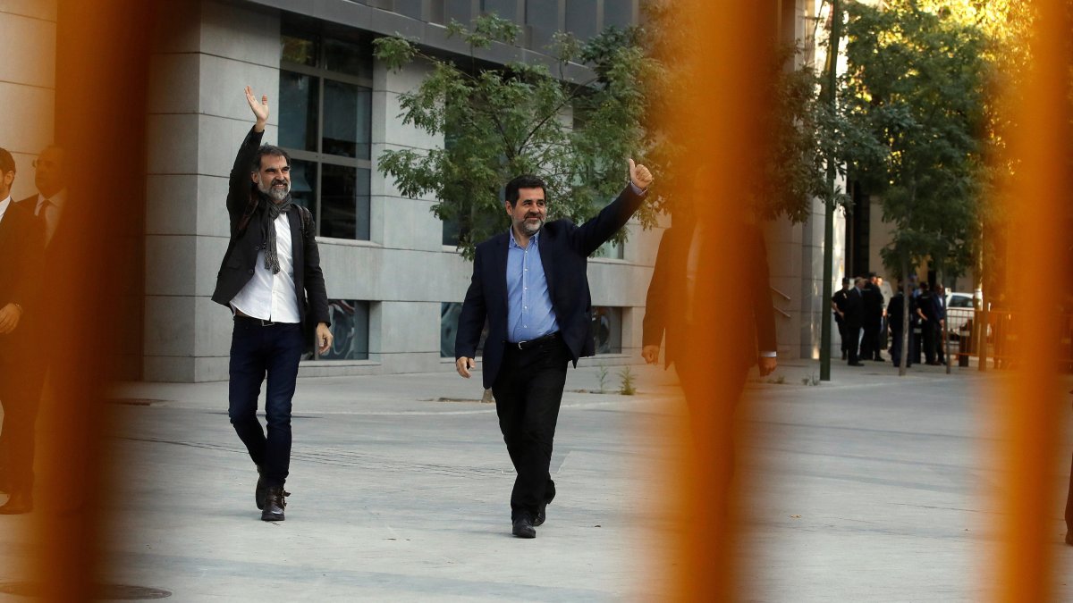 Los presidentes de la Asamblea Nacional Catalana, Jordi Sànchez, d., y de Òmnium Cultural, Jordi Cuixart,iz., su llegada hoy a la Audiencia Nacional.