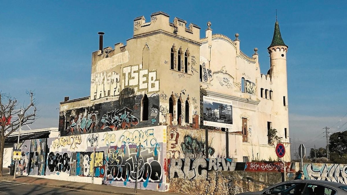 Imatge de la Casa de les Punxes de Valls, ubicada davant de l’Institut Narcís Oller.