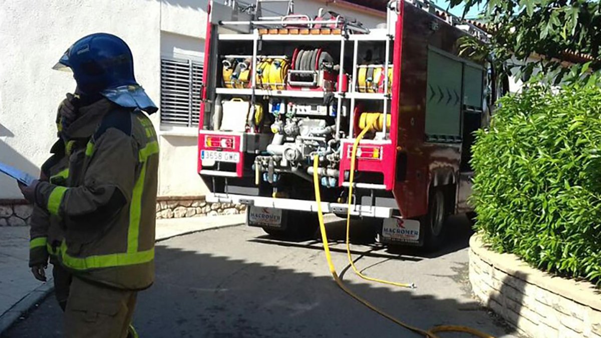 Rescate de una mujer inválida en un incendio en Miami Platja