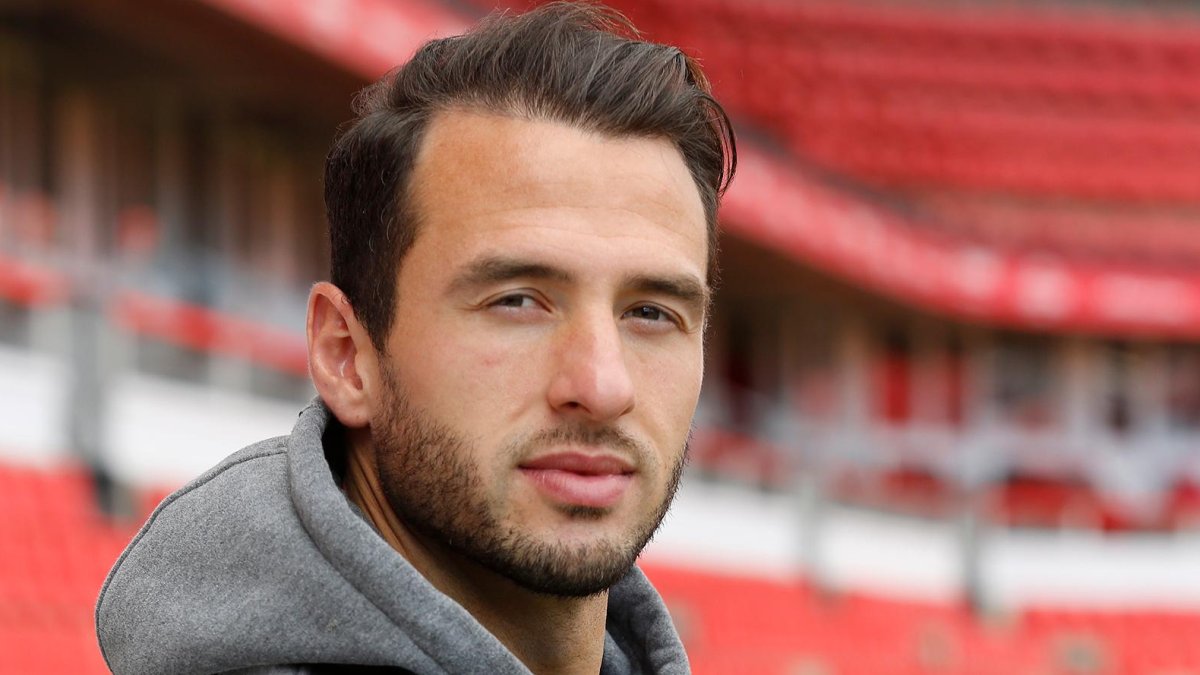 Berat Sadik posa en el césped del Nou Estadi para el Diari.