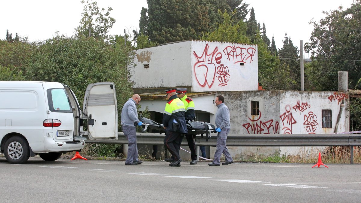 Momento en que trabajadores de la funeraria y dos agentes de los Mossos se llevaban el cuerpo sin vida de la víctima.