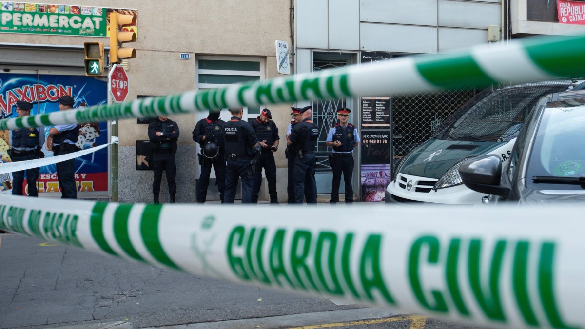 Agentes de la Guardia Civil durante el registro de un domicilio en Sabadell.