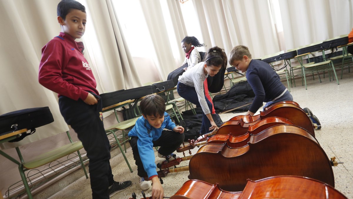 Cada alumno tiene asignado un instrumento.