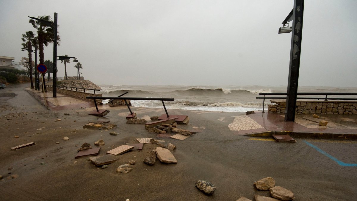 La Platja Avellanes, L'Ampolla (Baix Ebre) desprès del temporal.