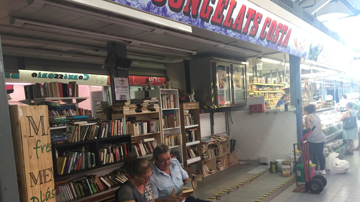 La parada tiene su banco para leer.