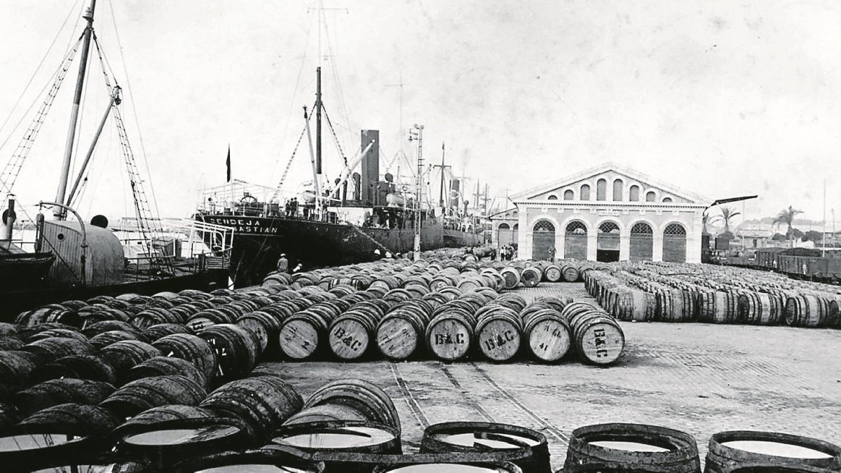 Toneles de vino esperando para ser cargados, en la explanada de delante del Tinglado 1, en el año 1920.