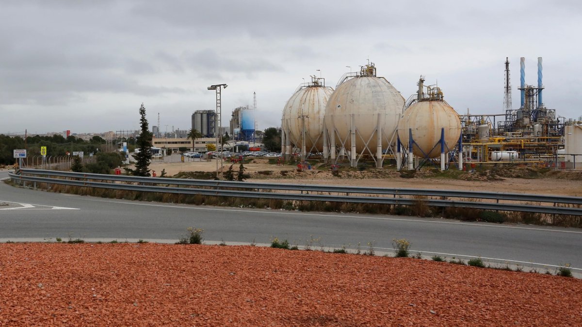 Estos son los tres depósitos esféricos de Ercros en Vila-seca que los Mossos d’Esquadra estarían investigando.