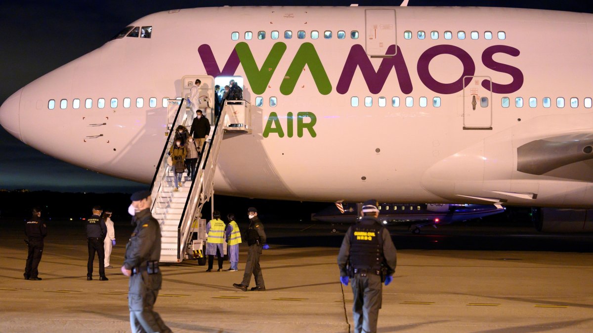 Imagen del momento en que los españoles repatriados llegaron a Madrid. EFE