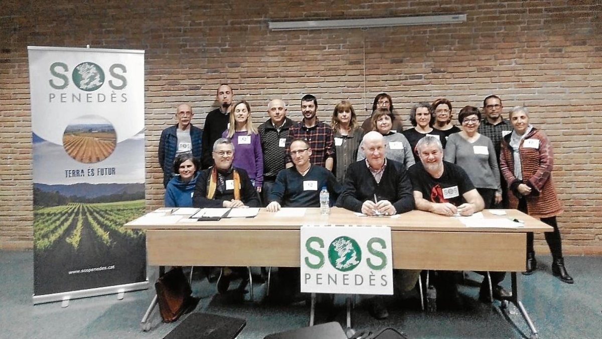 Miembros de SOS Penedès critican el proyecto de Can Vies.