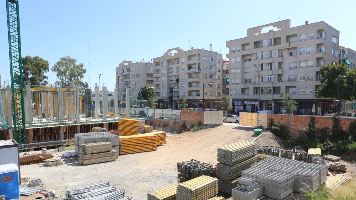 1.El bloque de 32 pisos proyectado por Unifamiliar Sant Jordi en la avenida Onze de Setembre ya se está alzando. Esta es la primera fase de un proyecto que se prevé que se realice en cinco.2. La antigua fábrica La Coromina Industrial ha sido derribada recientemente. En este espacio se prevén alzar unas 200 viviendas y abrir dos calles que dividirán la zona en tres espacios.