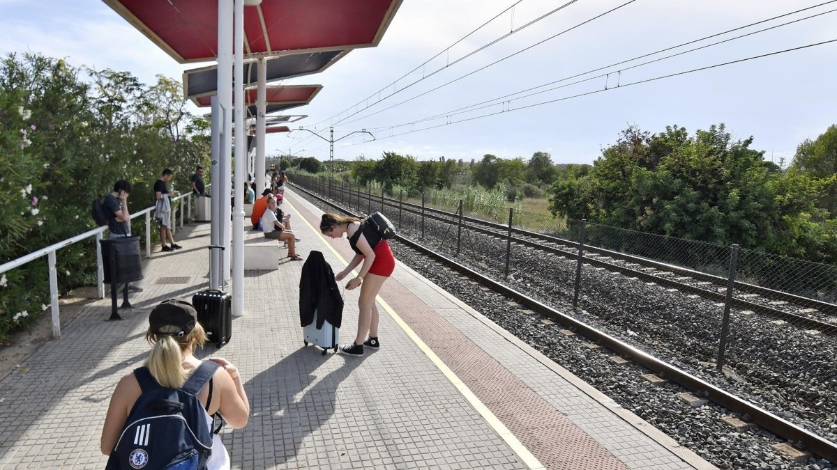 Arriba, imagen del estado actual del apeadero de PortAventura.
