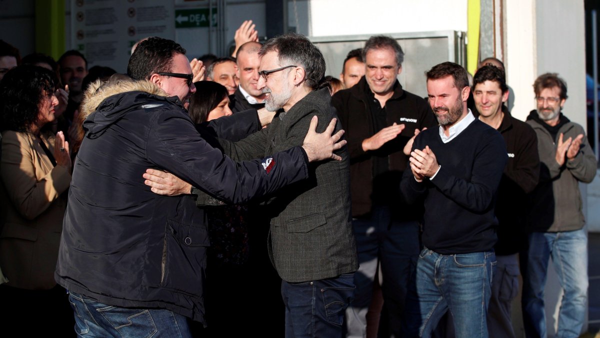 El presidente de Òmnium, Jordi Cuixart (c), saluda a sus trabajadores en Aranow.