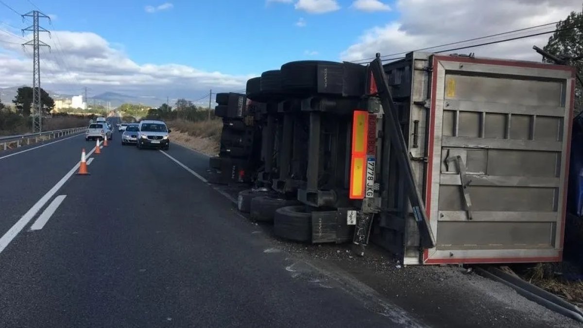 El camió ha quedat bolcat al voral de la N-240.