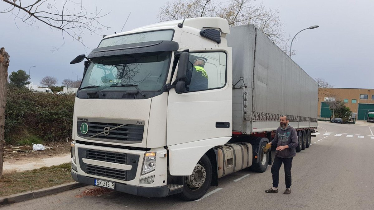 El camión mientras era inspeccionado por un agente.