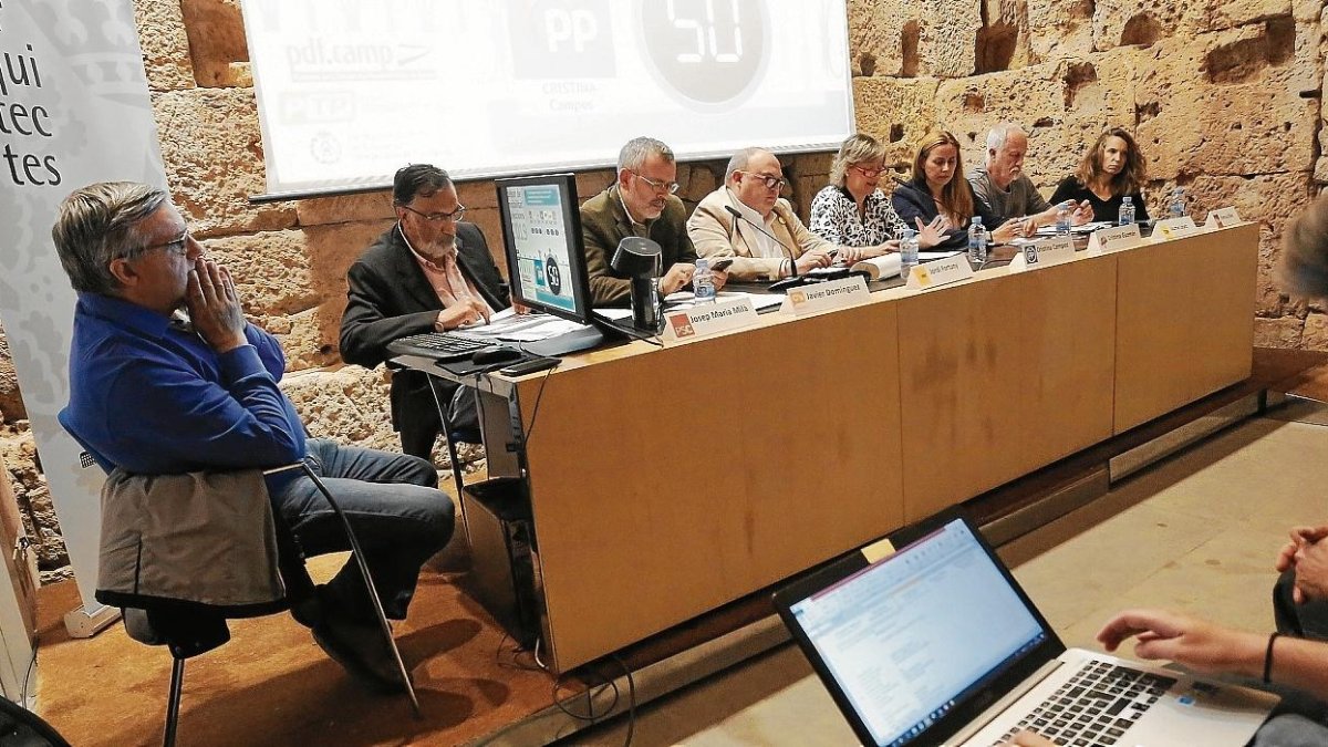 Los representantes de los partidos municipales durante el debate sobre movilidad en el Col·legi d’Arquitectes de Catalunya.