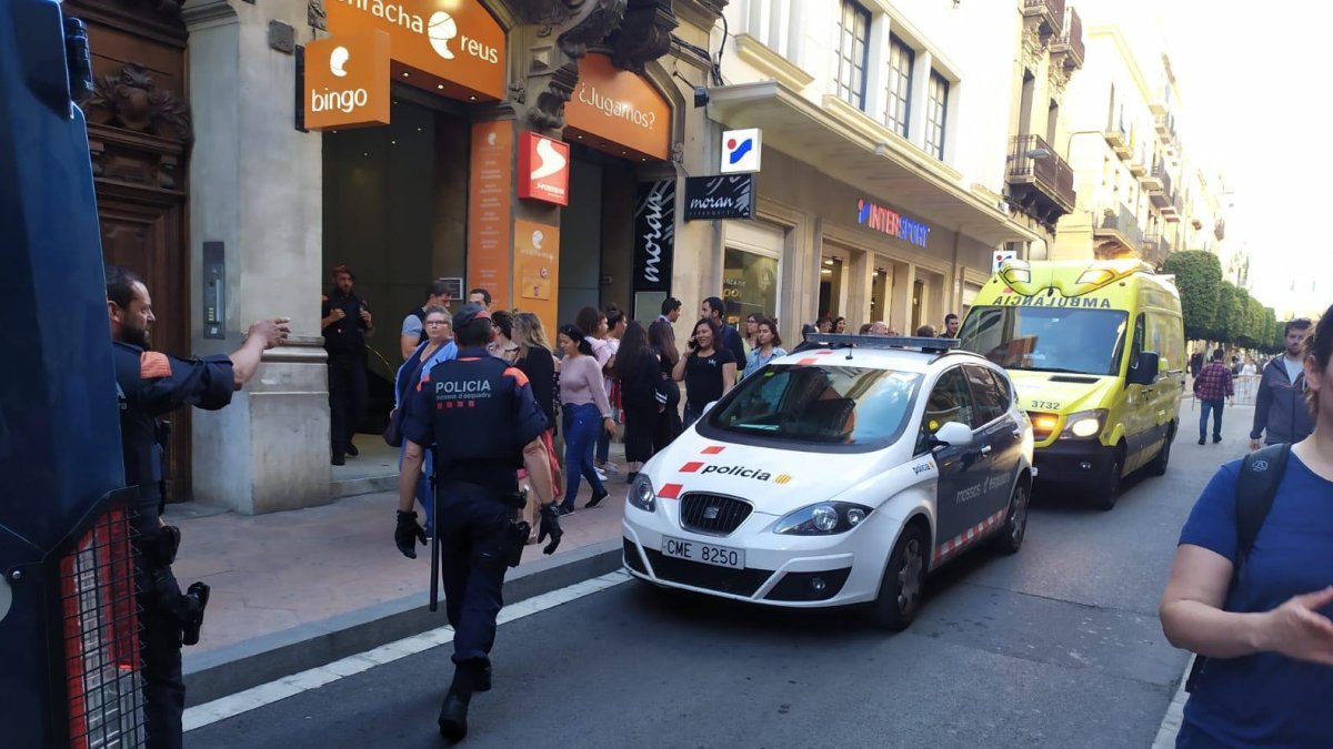 Mossos d'Esquadra y SEM se han trasladado hasta el lugar del aviso.