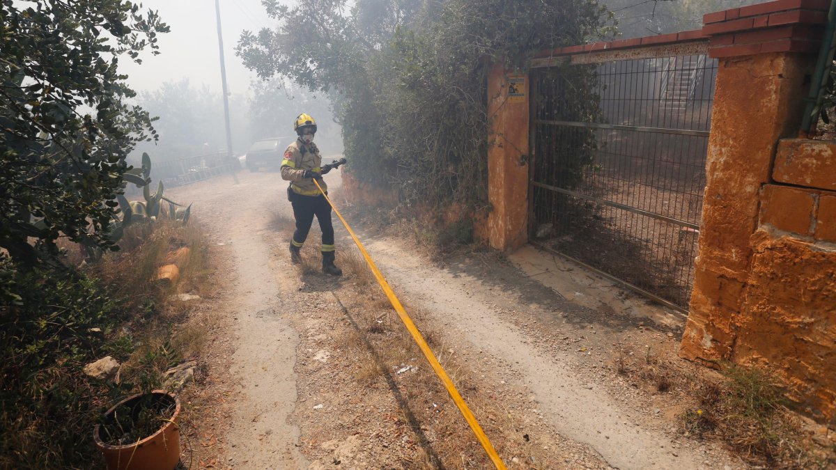 El fuego llegó a las puertas de algunas viviendas.