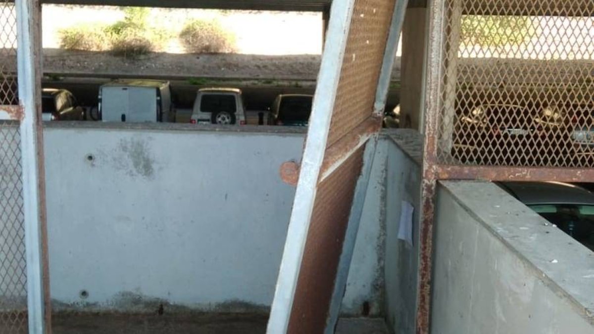 Puerta rota del puesto de la plataforma multifuncional.